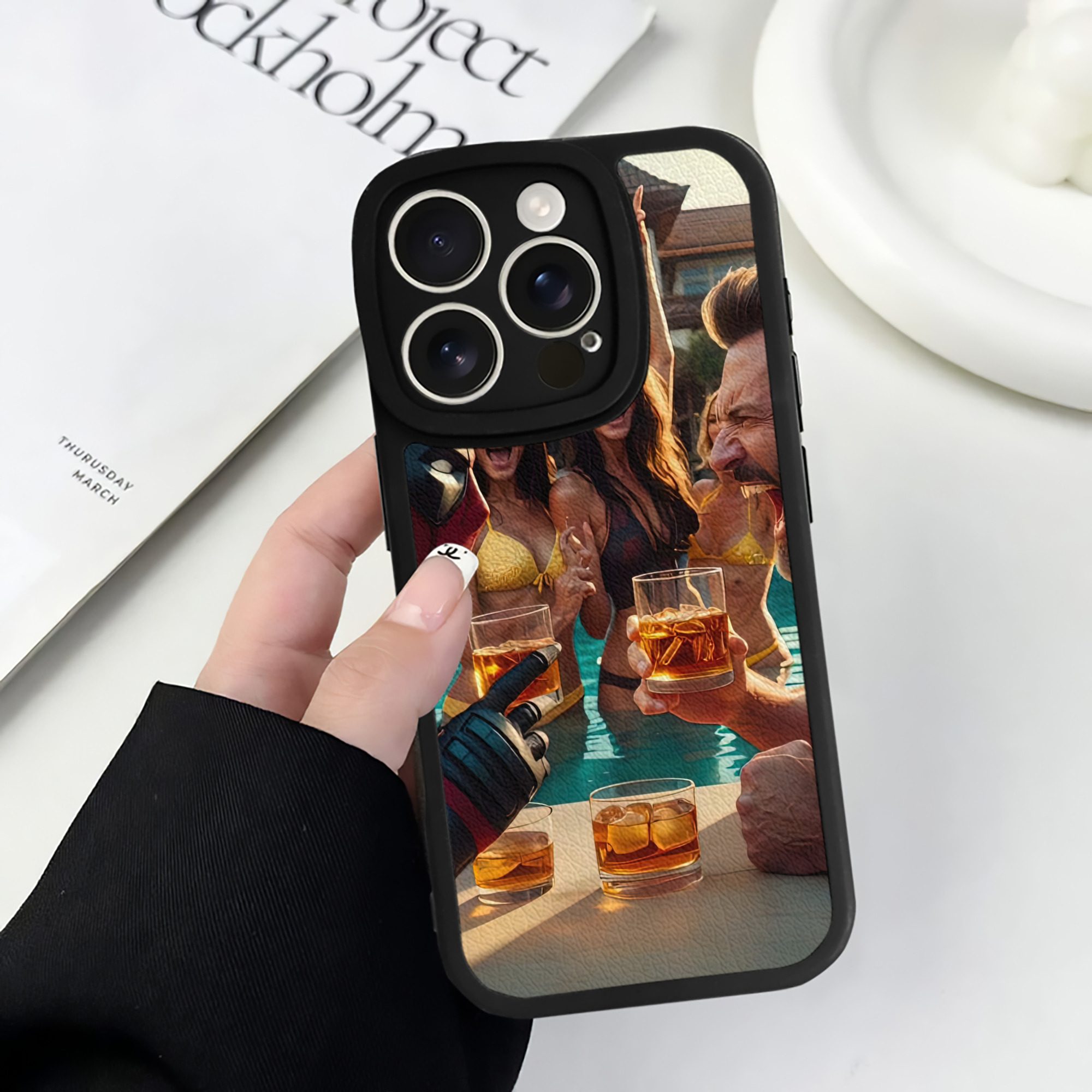 （画像用） Deadpool デッドプール 【iPhone 16シリーズ対応】シリコンスマホケース（レザー調） 材質：シリコン